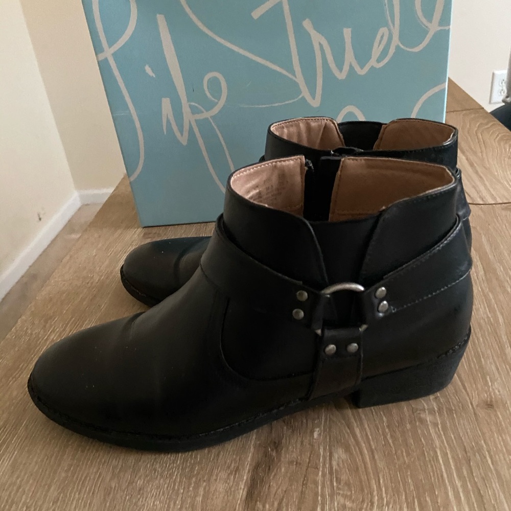 Life Stride leather booties 8.5